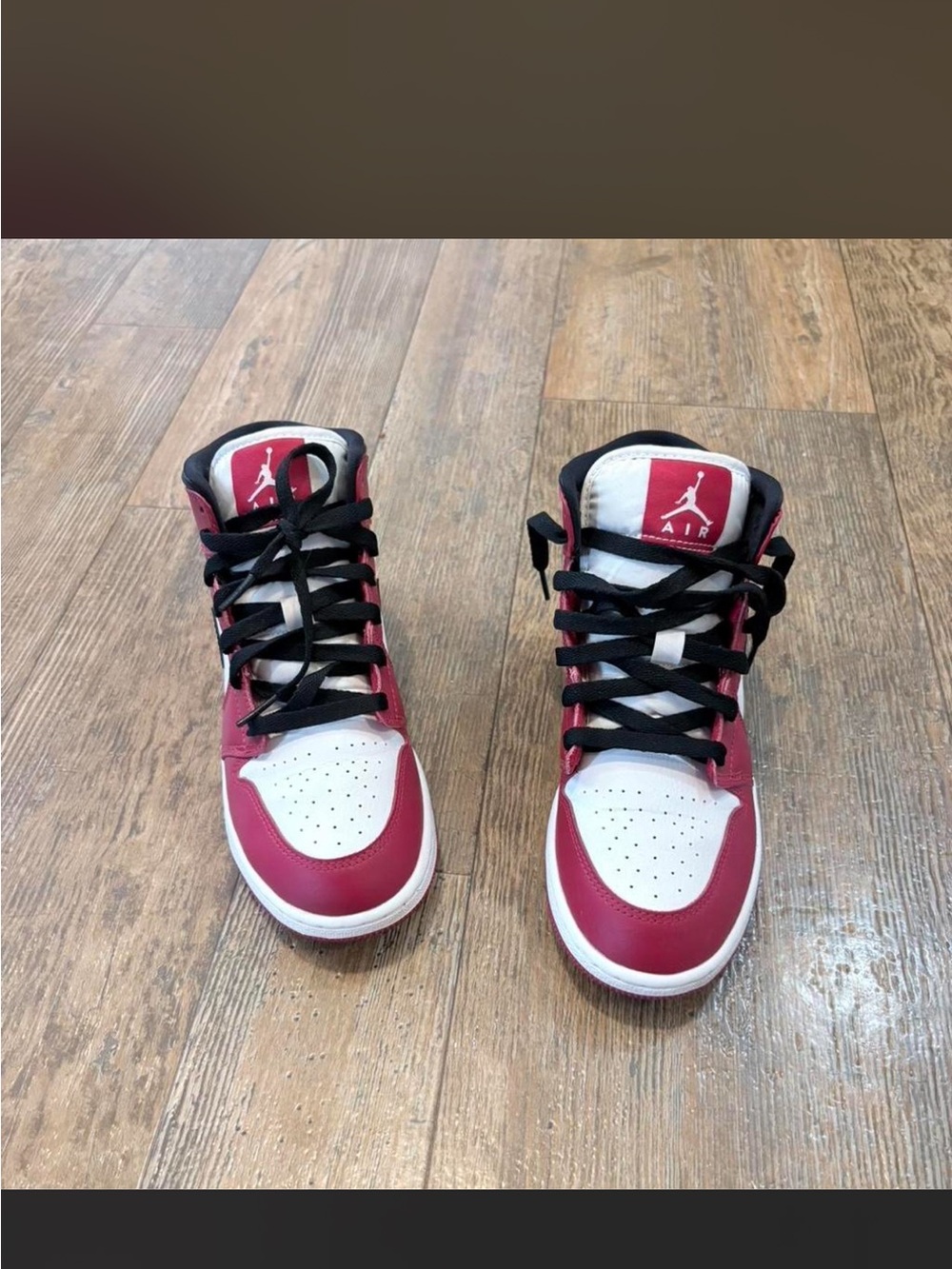 Jordan- Jordan 1 mids chicago size 5.5 boys red and white